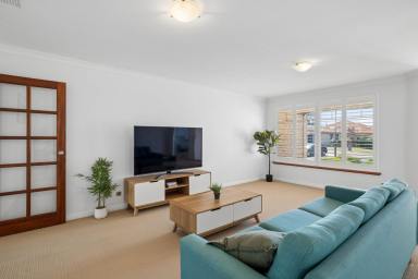 House For Sale - WA - Beeliar - 6164 - EXPANSIVE FAMILY HOME WITH GREAT WALKABILITY  (Image 2)
